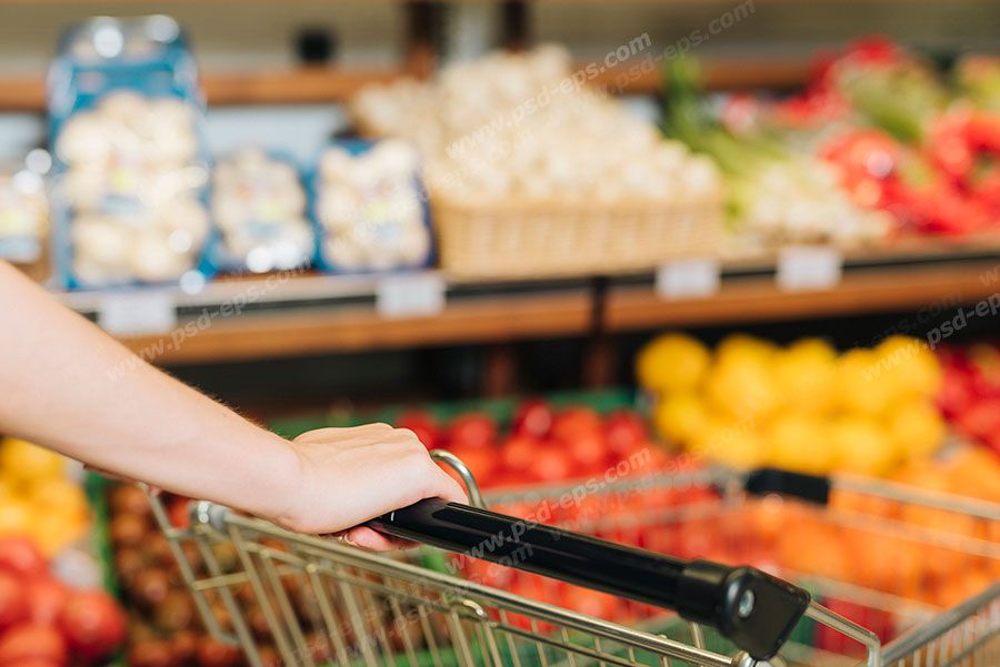 عکس با کیفیت مشتری در هایپر مارکت یا مرکز خرید با در کنار جایگاه میوه و تره بار ویژه استفاده در امور تبلیغاتی و تجاری طراحی کاتالوگ ، بروشور و تراکت با موضوع باغبانی ، کاشت میوه ، میدان و تره بار ، فروشگاه میوه و تره بار و میوه فروشی