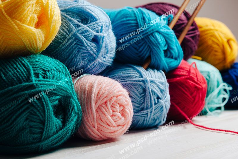 عکس با کیفیت نخ های بافتنی با رنگ های متنوع و دومیل مورد استفاده در بافت دومیل و قلاب بافی