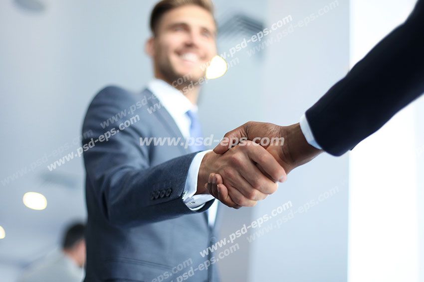 عکس با کیفیت تصویر دست دادن مدیر با کارمند برای آغاز همکاری و بستن قرارداد اداری و استخدام
