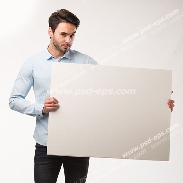 عکس با کیفیت جوانی با تابلو تبلیغاتی سفید در دست مناسب انواع تبلیغات محصولات و فروشگاه ها
