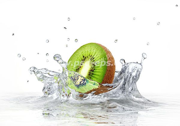 عکس با کیفیت تکه ای از کیوی افتاده در درون آب