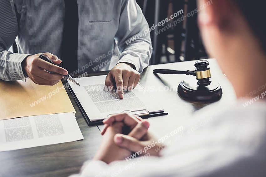 عکس با کیفیت قاضی نشسته بر پشت میز دادگاه در حال برررسی یک پرونده قضایی