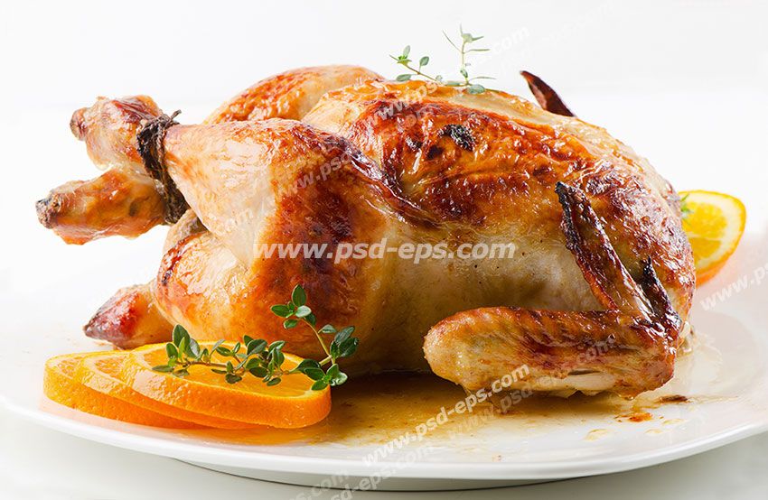 عکس با کیفیت مرغ پرتقالی سوخاری و شکم پر درون بشقاب چینی با تزئین حلقه های پرتقال