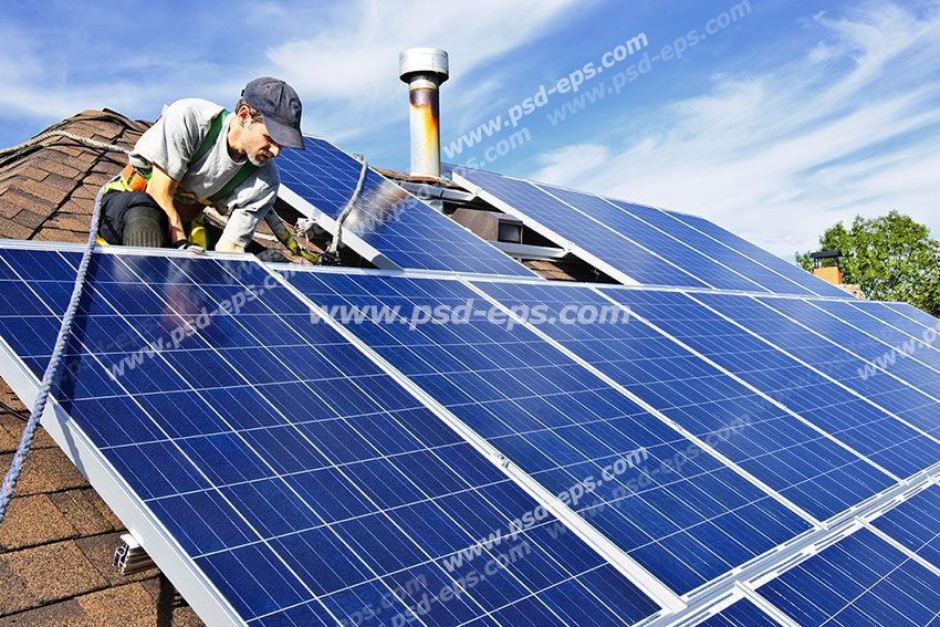 عکس با کیفیت کارگری در حال نصب پکیج های انرژی خورشیدی در بالای سقف ساختمان