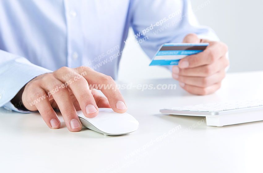 عکس با کیفیت تبلیغاتی از مردی که موس در دست دارد و در حال وارد کردن اطلاعاتی از روی کارت هوشمند می باشد