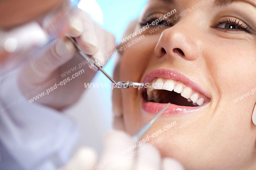 عکس با کیفیت تبلیغاتیم عاینه دندان های خانم با آینه و اکسکویتور