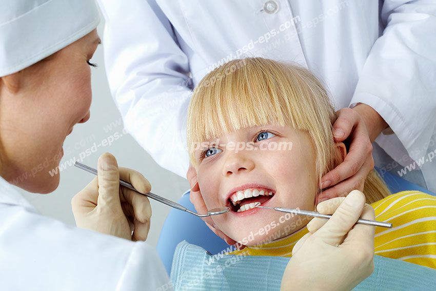 عکس با کیفیت تبلیغاتی پزشک و نرس در حال همکاری برای معاینه دندان های پسر بچه