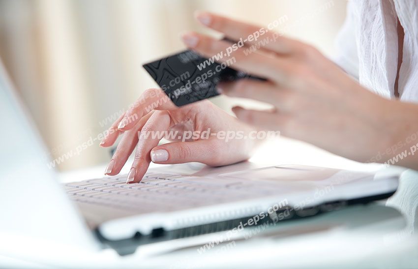 عکس با کیفیت تبلیغاتی از خانمی پشت لپ تاپ در حال وارد کردن اطلاعاتی از روی کارت هوشمند می باشد