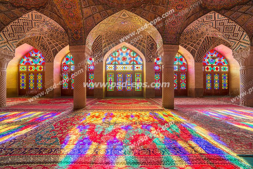 عکس با کیفیت تبلیغاتی نمای داخلی مسجد نصیرالملک شیراز با معماری بسیار زیبا و پنجره هایی با آینه کاری رنگارنگ که حالت رویایی به مسجد بخشیده است