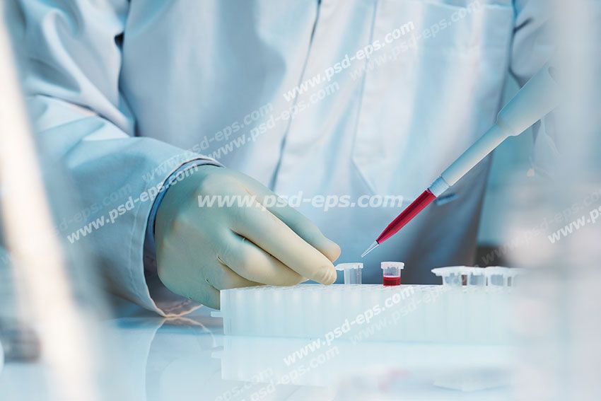 عکس با کیفیت تبلیغاتی پزشک آزمایشگاه در حال ریختن خون با قطره چکان در لوله آزمایش