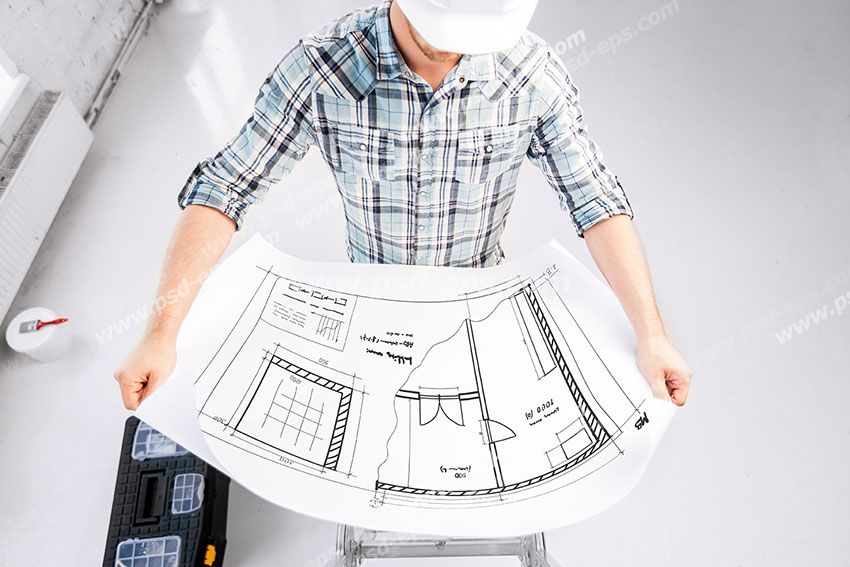 عکس با کیفیت تبلیغاتی مهندس ساختمان در حال نگاه کردن به نقشه ساختمان
