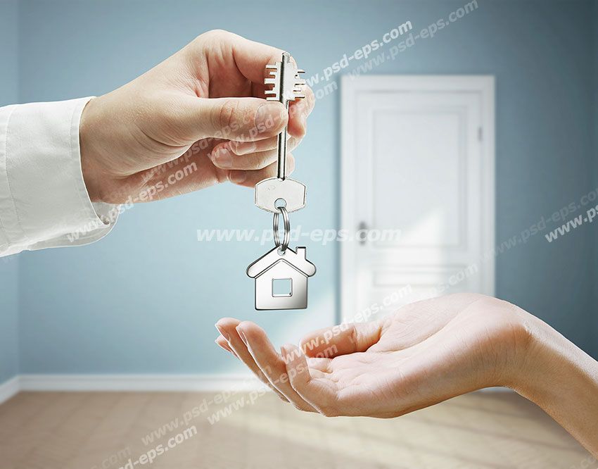 عکس با کیفیت تبلیغاتی مرد در حال دادن کلید با جا کلیدی خانه به خانم